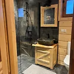 Osada Na Skale Z Kominkiem