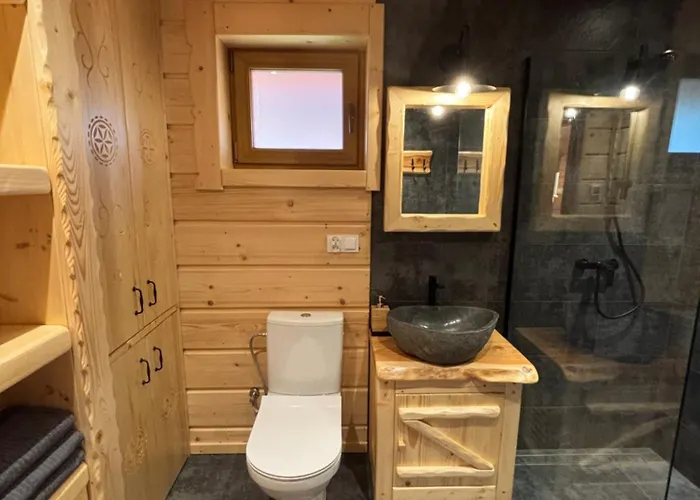 Osada Na Skale Z Kominkiem איסטבנה