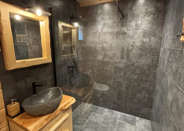 Osada Na Skale Z Kominkiem * איסטבנה