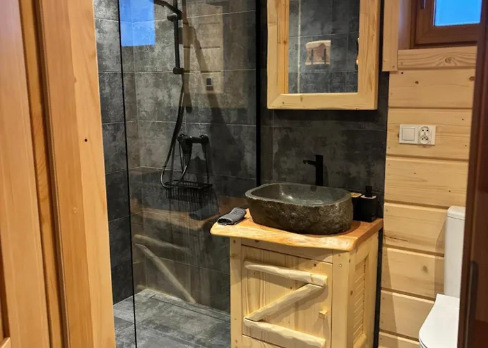 Osada Na Skale Z Kominkiem איסטבנה