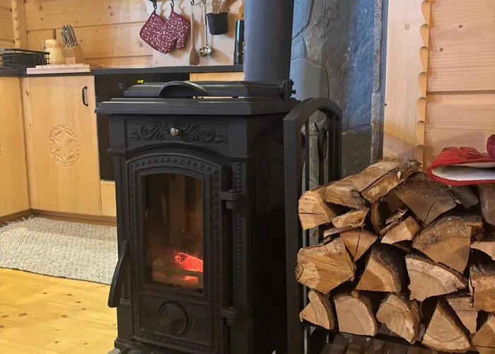 Osada Na Skale Z Kominkiem * איסטבנה